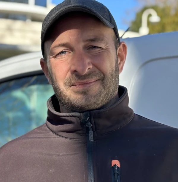 Cyril Cordier, technicien pisciniste chez Mileno Piscine.