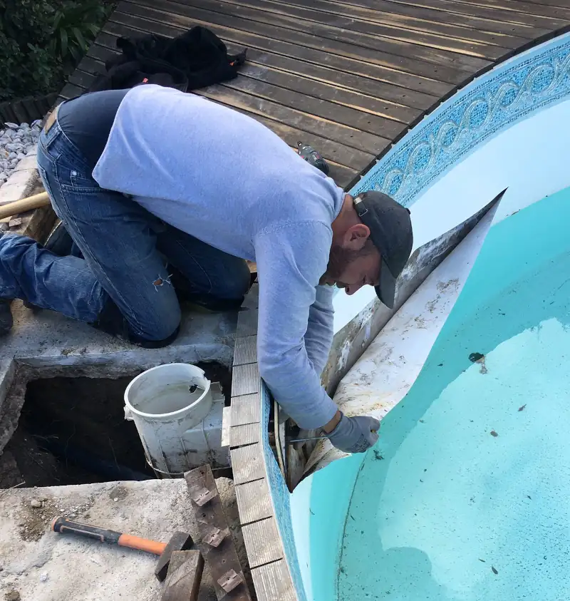 Pisciniste à Sérignan : Cyril Cordier intervient sur un skimmer